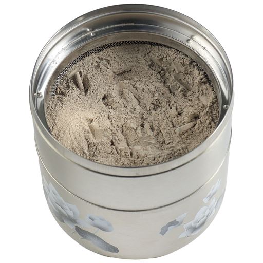 1.香炉の灰をお椀型の網に入れる.