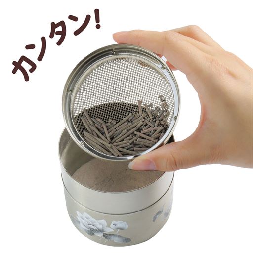 3.お線香の燃えかすが網に残り、ふかふかの灰がこされます。