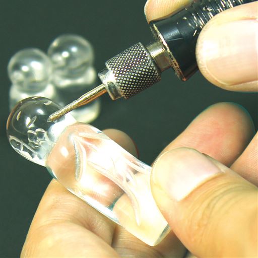 ひとつひとつ丁寧に手彫りしています。