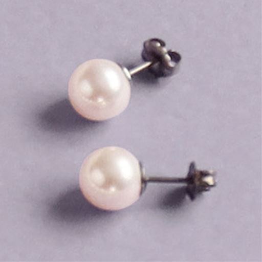 金属アレルギーになりにくいチタン製ピアス。