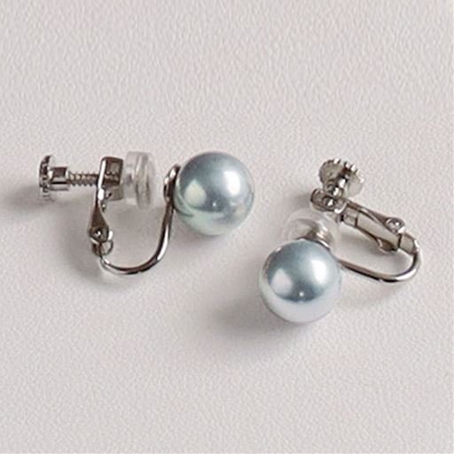 イヤリングは滑りにくく、痛くなりにくいシリコン付き