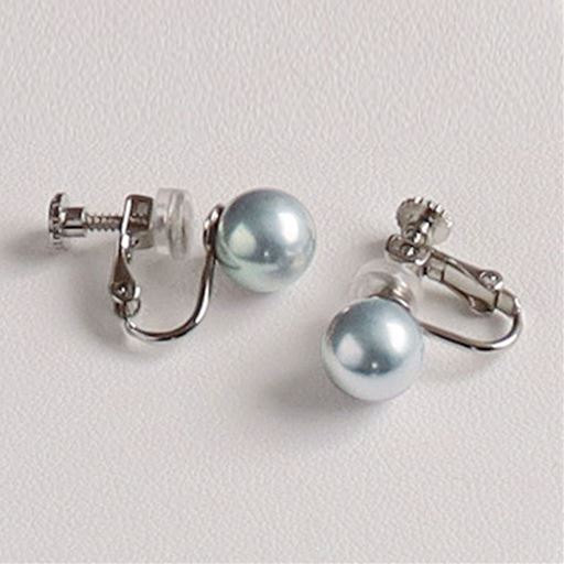 イヤリングは滑りにくく、痛くなりにくいシリコン付き