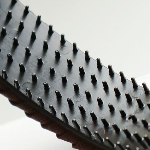 丸みのあるくし歯で、髪をしっかりホールドしてズレにくい。