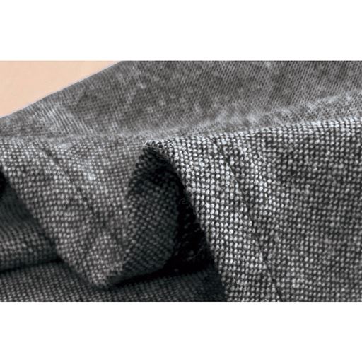 様々な糸をミックスして織られたハリのあるやや薄手の生地。