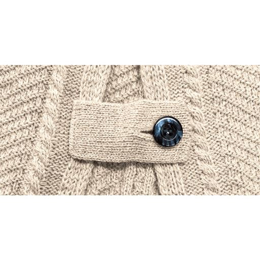 ウール混でふんわりとした風合いの、長い時期活躍するやや薄手のニット。