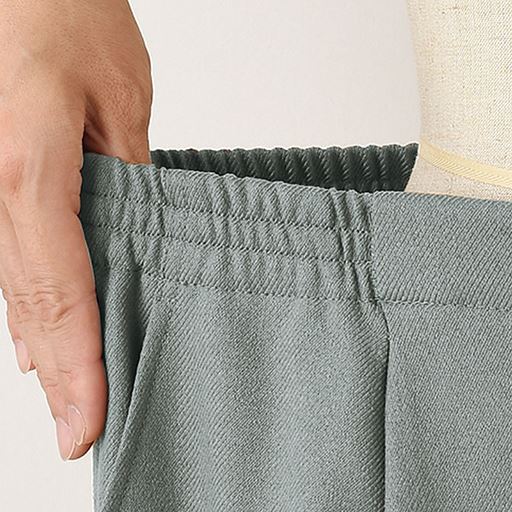 ウエストゴム仕様でラクラク。