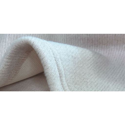 肉厚で起毛したあたたかみのあるカットソー素材。