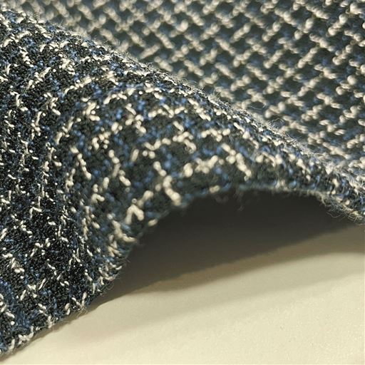 やや薄手でシャリ感のある素材。