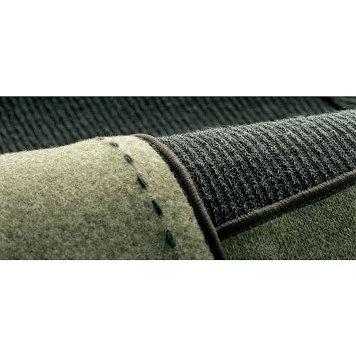 前身頃を同系色のカットソー生地と切替えたデザイン。