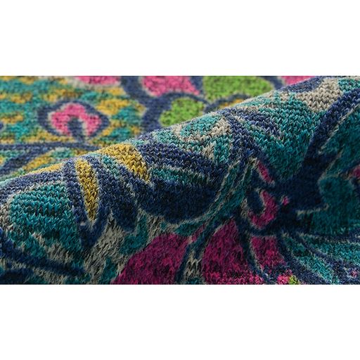 ストレッチ性があり着脱もラクなやや薄手のカットソー。