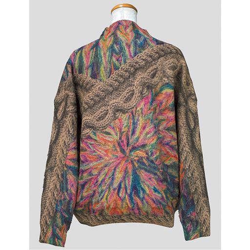 バックスタイル ※立体的に浮き出て見えるプリントのデザインです。