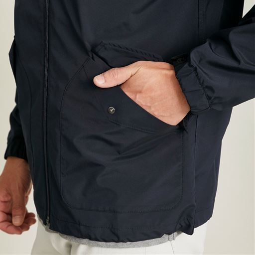 スナップボタン付きのフラップポケットで収納力も高い<br>※イメージ写真