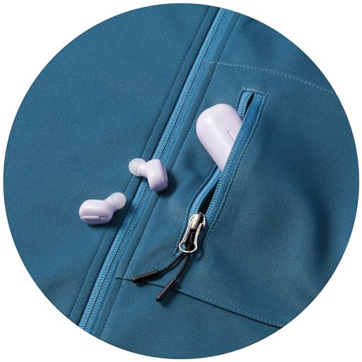 胸ポケットはファスナー付き