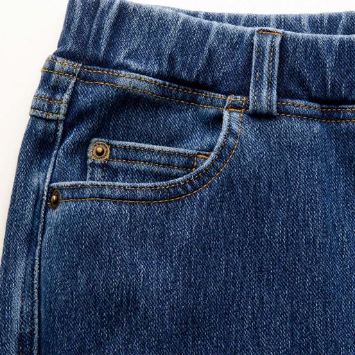 細かなステッチや金属リベットなど、ディテールもデニムそのもの