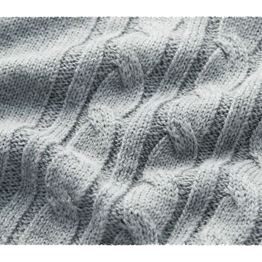 着ぶくれしにくい、しなやかな肌ざわりの薄手ニット。アウターを羽織ってもセンターのケーブル柄がチラ見えして、おしゃれ感がアップします。