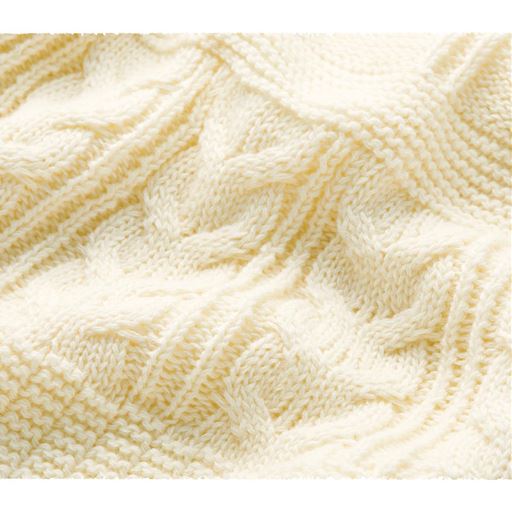 春先まで着られる綿100%ニットで、程よいフィット感も快適。首元をカバーするプチハイネックでひんやりもおさえます。