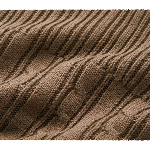 太ももまで隠せるチュニック丈が、スキニーやワイドパンツと好相性。胸元からウエストまでの編み地がメリハリのある着こなしに◎。