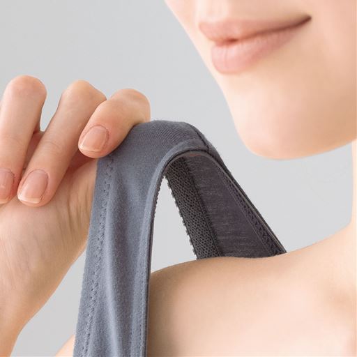 レースのチラ見えなし タンクトップタイプの伸縮性のある幅広ストラップで肩がラク。レース不使用でインナーを感じさせないデザイン。<br>※商品はノーブルシュガーになます