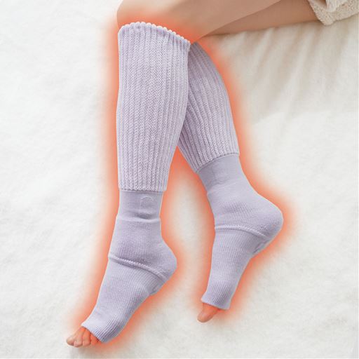 独自の編み方により、足首にある三陰交(ツボ)を温熱刺激によりあたためます。※写真の処理はイメージです。特許第6043982号(JP)