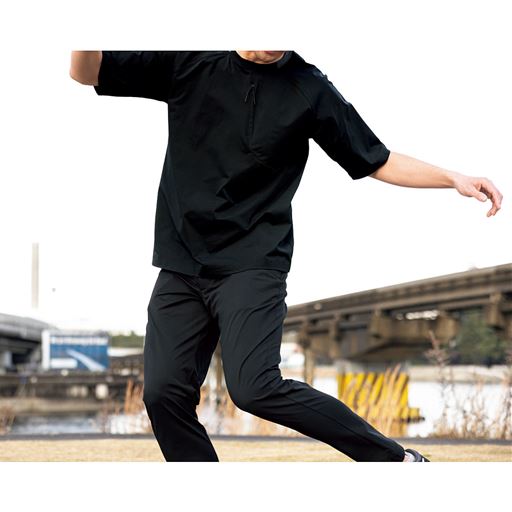 (Tシャツ)モデル着用(ブラック)<br>吸汗・速乾機能付きで汗をかいても安心