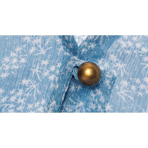 生地拡大<br>透け感とシボ感のあるシフォン楊柳で夏もさわやか。アンティーク調ボタンと甘すぎない小花プリントが落ち着いた雰囲気です。