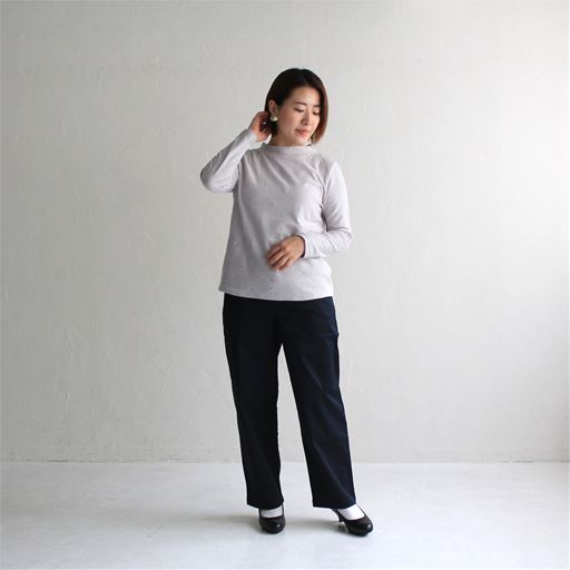 日本製 コットンジャカードハイネックプルオーバー パールグレー <br>コーディネート例(スタッフ身長152cm、着用Mサイズ)