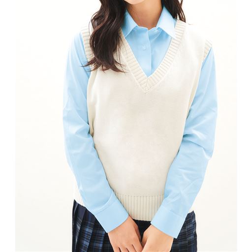 Vネックニットベスト<br>オフホワイト 清楚な雰囲気にまとめるなら清潔感のあるオフホワイトが◎