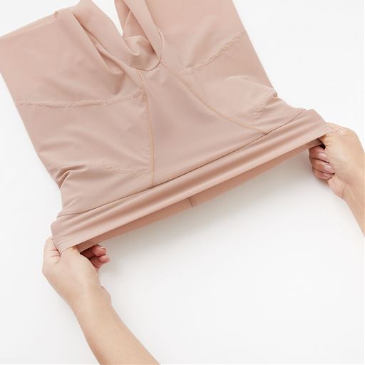 ウエストはゴム不使用。圧迫を感じにくく楽なはき心地