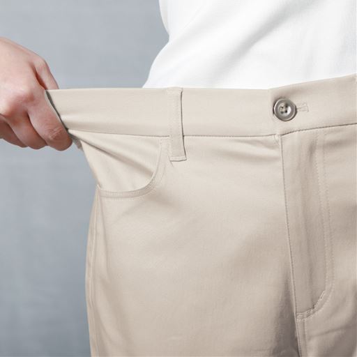 ぐ～んと伸びてラク!ウエストは総ゴム仕様。フラットゴムだから後ろ姿もすっきり。