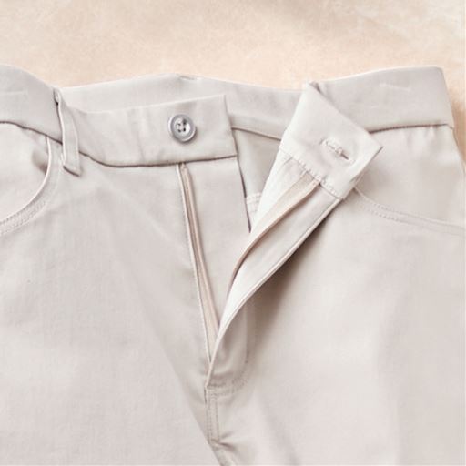 フロント開きの本格仕様で着脱がラク