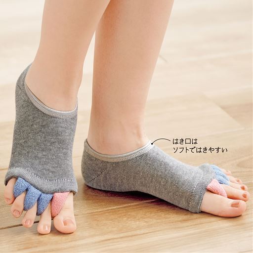 ピンク色の指クッションが親指と人差し指の間にくるように着用してください。