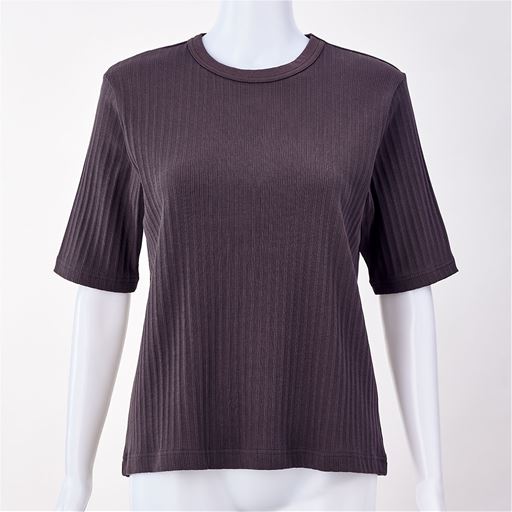 チャコールグレー フロントスタイル<br>狭めのネックラインで、衿は別布使いでよれにくい。二の腕がきれいに見える5分袖。程よいゆとりとリブですっきり見せます。