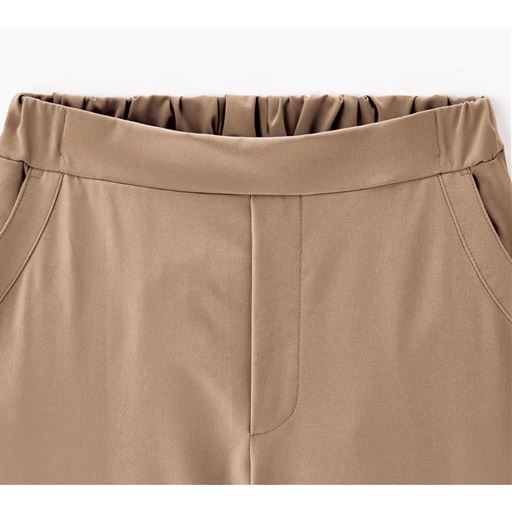 グンと伸びて動きやすくラク! タテヨコストレッチで織物なのに気持ちいい伸び感。ウエストはきれいにフィットして快適な総ゴム仕立て。