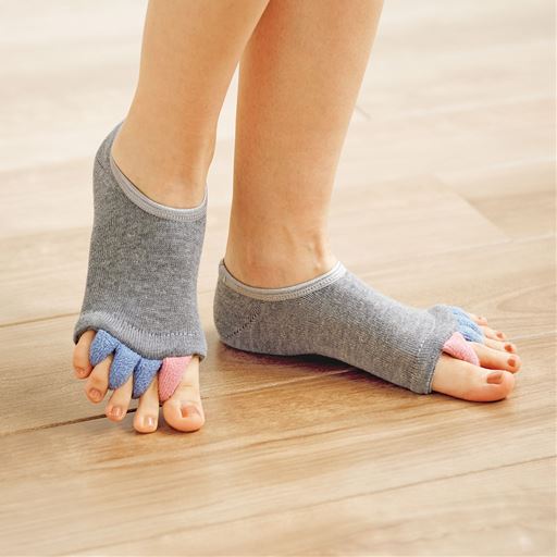 ルームソックス感覚で簡単ながらストレッチ!足指を広げて伸ばしてリフレッシュ。グレー系 着用例