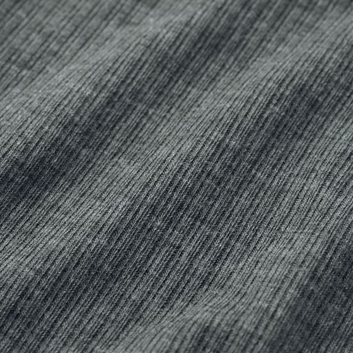 伸びのいいリブ仕上げの薄手ニット。