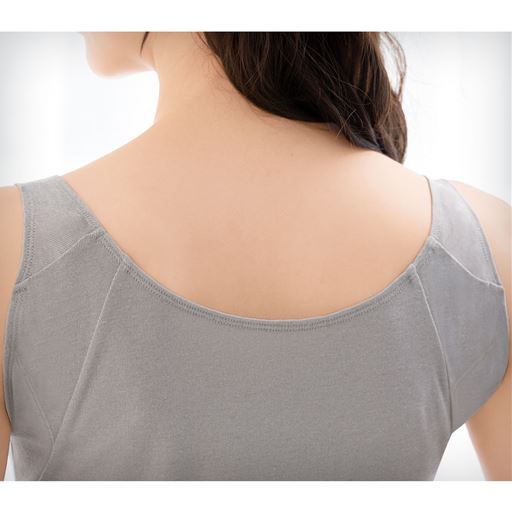 サンドグレー バック 後衿ぐりも広め