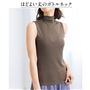 モカブラウン<br>薄手の生地を2枚重ねたふんわり素材でやさしい着心地。アウターを選ばないノースリーブタイプ。ほどよい丈のボトルネック。