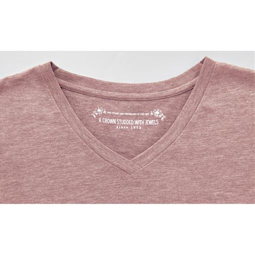 クラウディピンク 背裏にはプリント入りで遊び心をプラス。後衿ぐりはパイピング仕様で型崩れを防ぎます