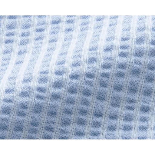 凹凸感があるストライプ柄のサッカー素材は、さらっとして涼しい。