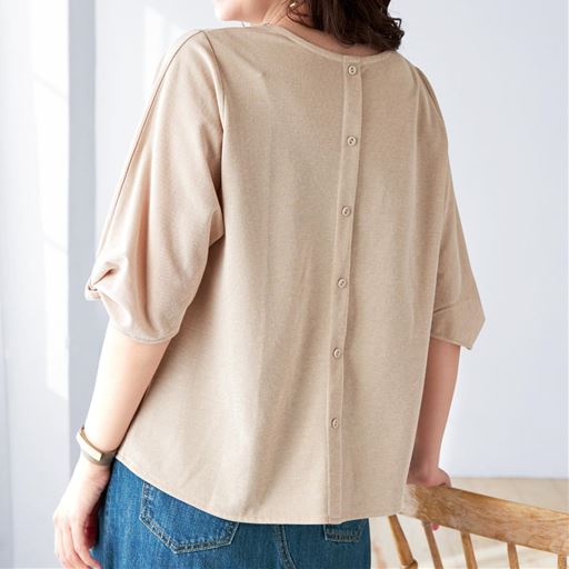 背中には飾りボタン付き<br>※このカラーはありません。