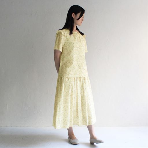 プランティカコラボフリルブラウス<br><br>同シリーズのスカートと合わせれば、上下セットでワンピース風に着られます。