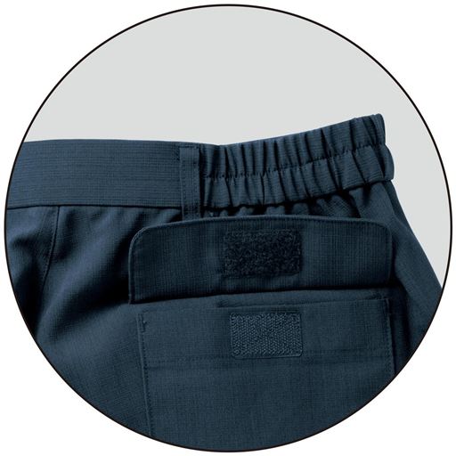 両脇部分は伸縮仕様 右後ろポケットはフラップ付き