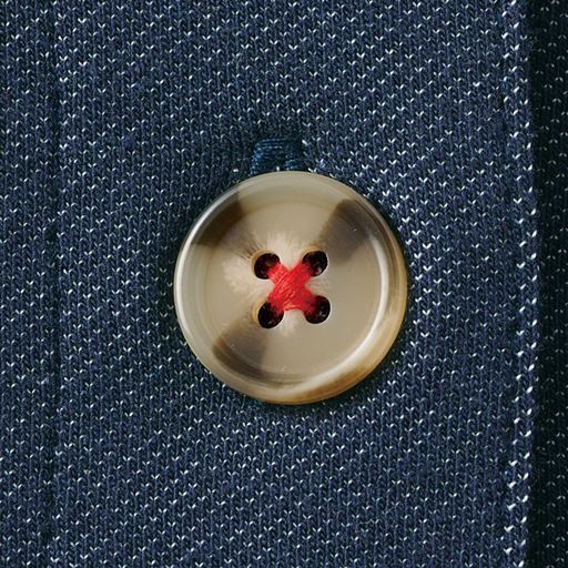 赤糸がアクセントのボタン