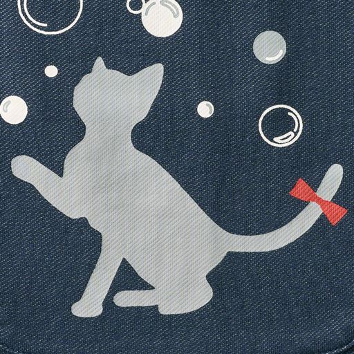 大きめポケットには可愛いプリント入り