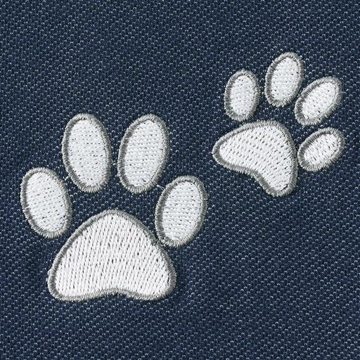 胸もとには肉球の刺しゅう入り
