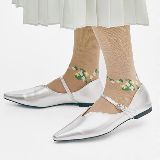 足もと映えするヌーディなベージュ E(ベージュ)コーディネート例