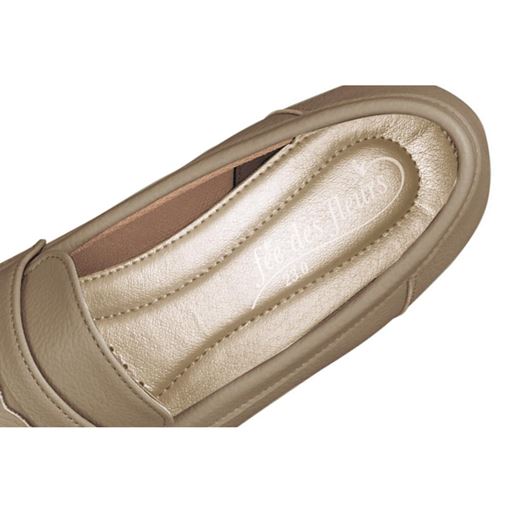 足裏への衝撃を緩和 クッション性に優れた高反発ウレタン中敷が衝撃をやわらげ負担を軽減