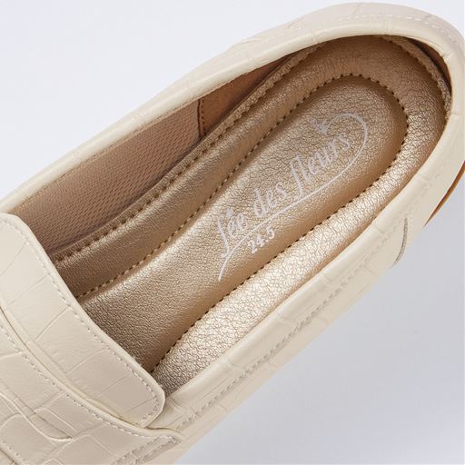 足裏への衝撃を緩和 クッション性に優れた高反発ウレタン中敷が衝撃をやわらげ負担を軽減