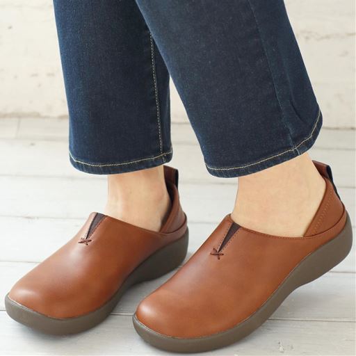 キャメル<br>幅広4E設計のゆったりスリッポン