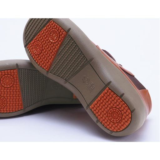 安定歩行をサポート 靴底の一部にグリップ性のあるゴム素材を使用